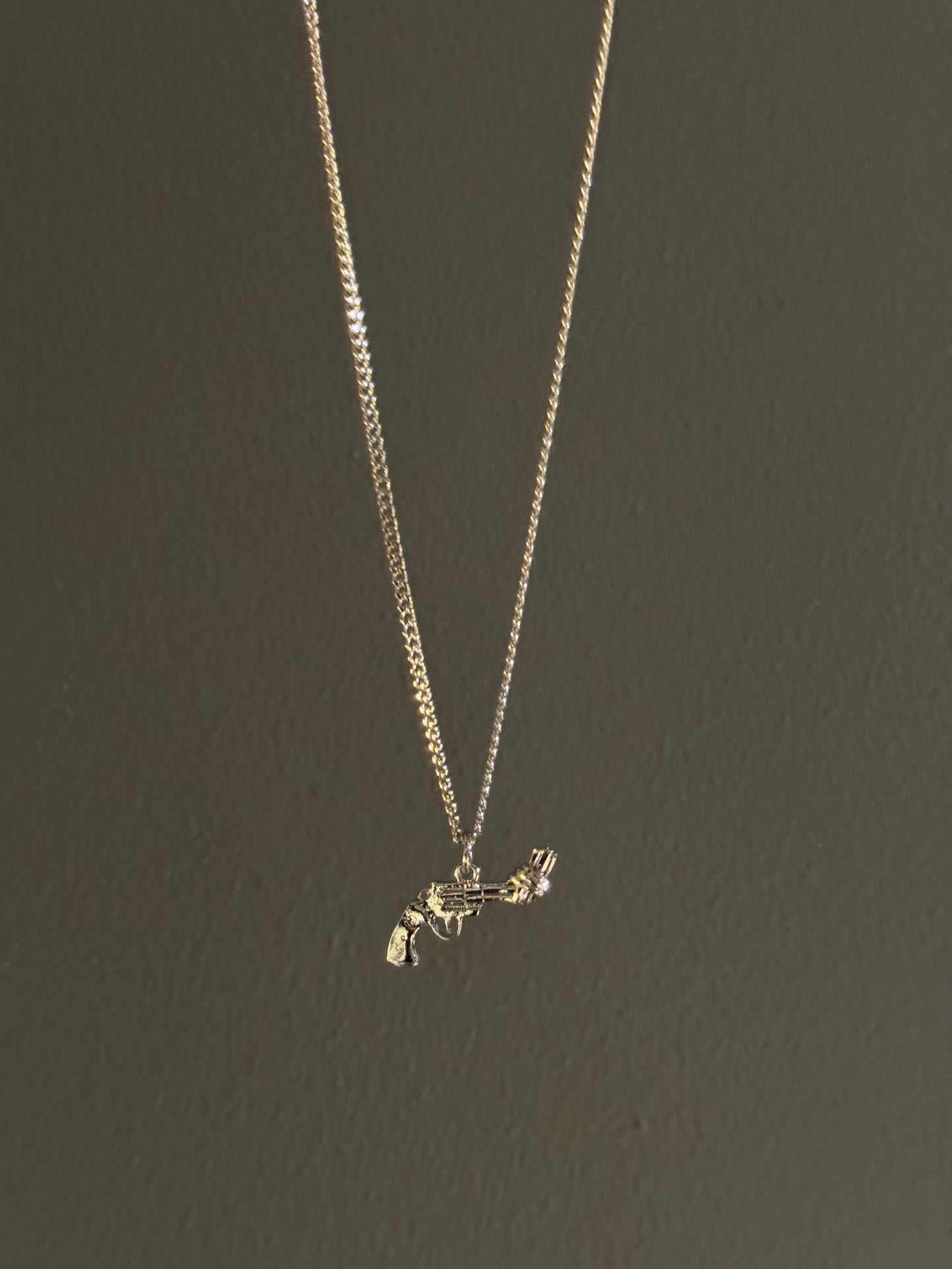 Non-Violence Halsband - The Knotted Gun - Kejsar