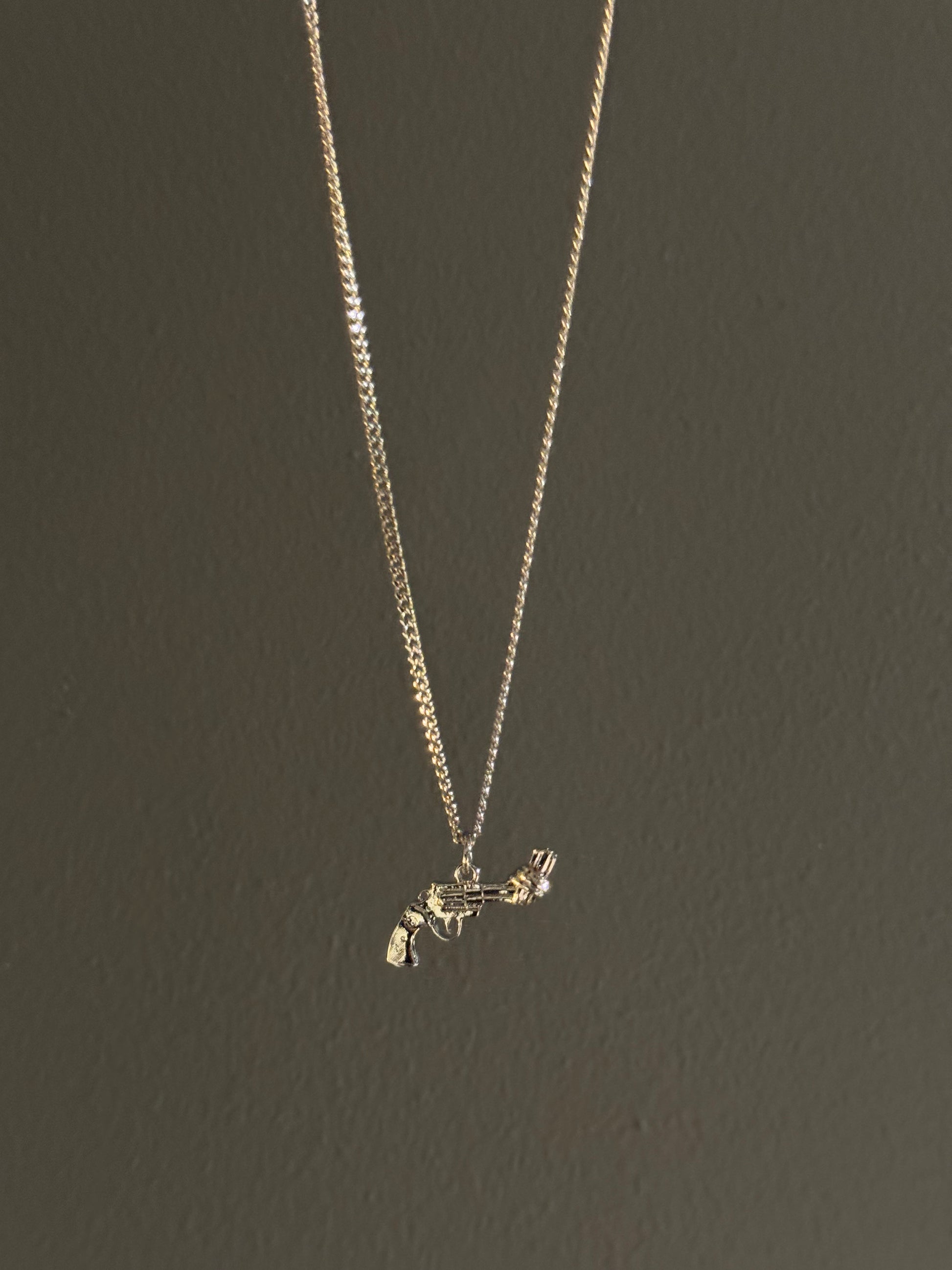 Non-Violence Halsband - The Knotted Gun - Kejsar