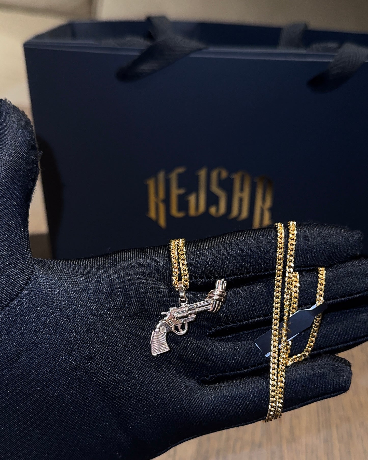 Non-Violence Halsband - The Knotted Gun - Kejsar