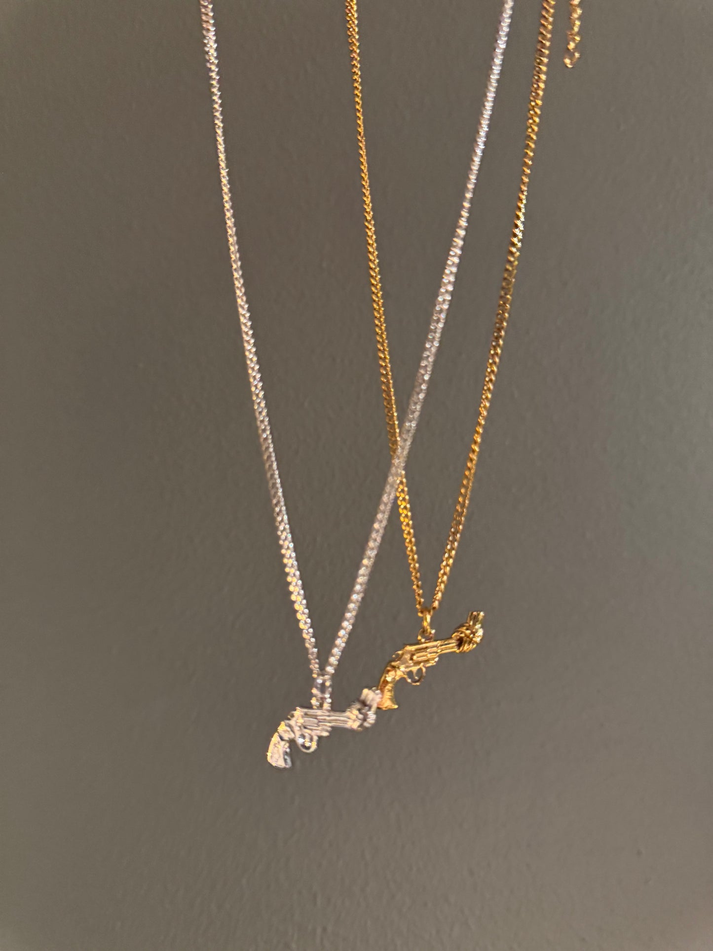 Non-Violence Halsband - The Knotted Gun - Kejsar