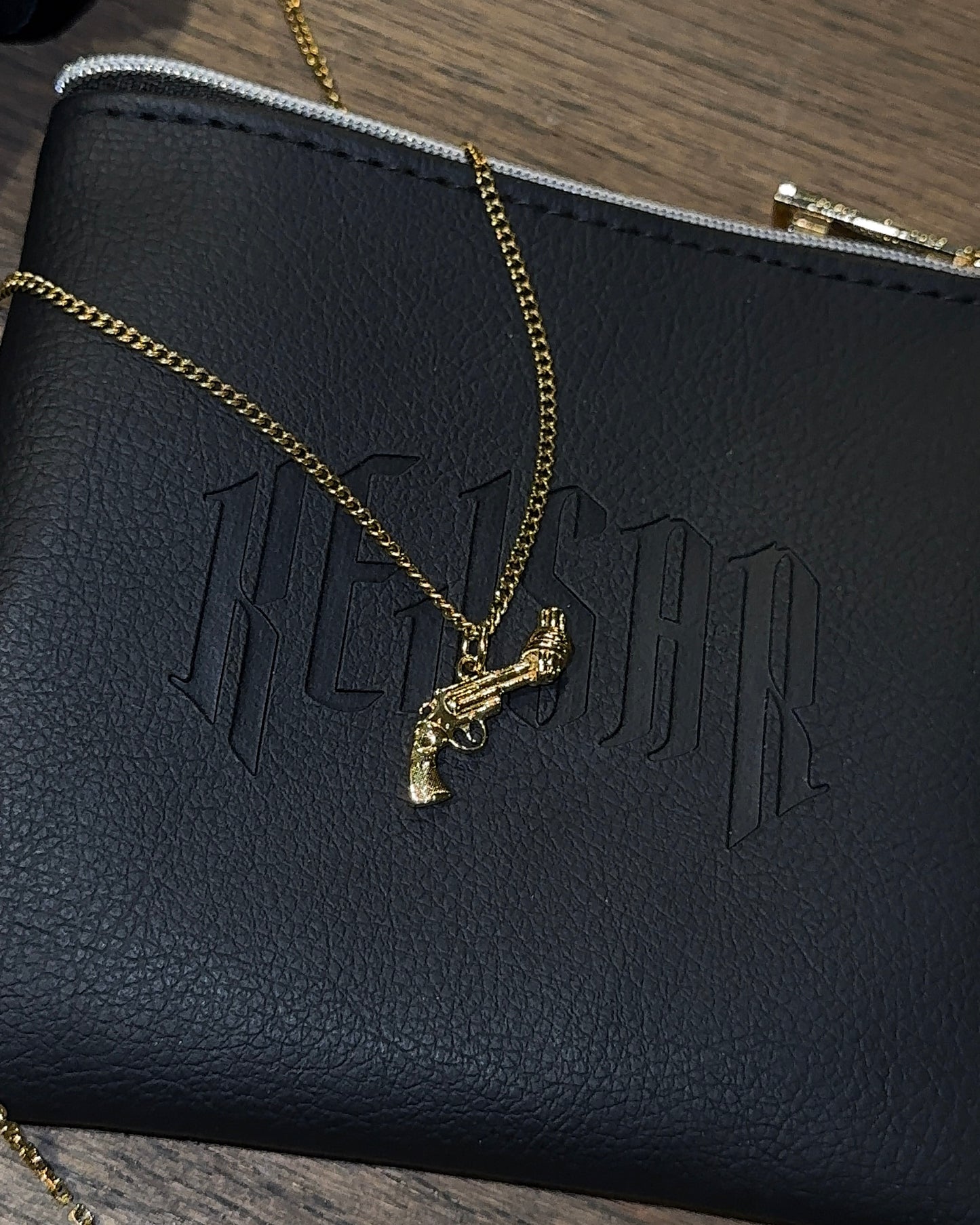 Non-Violence Halsband - The Knotted Gun - Kejsar